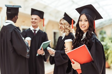 Mujer con gorra de graduacion sonriendo