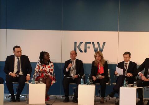 Helping SMEs Go Global – Moving Forward in SME Finance Helping SMEs Go Global – Moving Forward in SME Finance